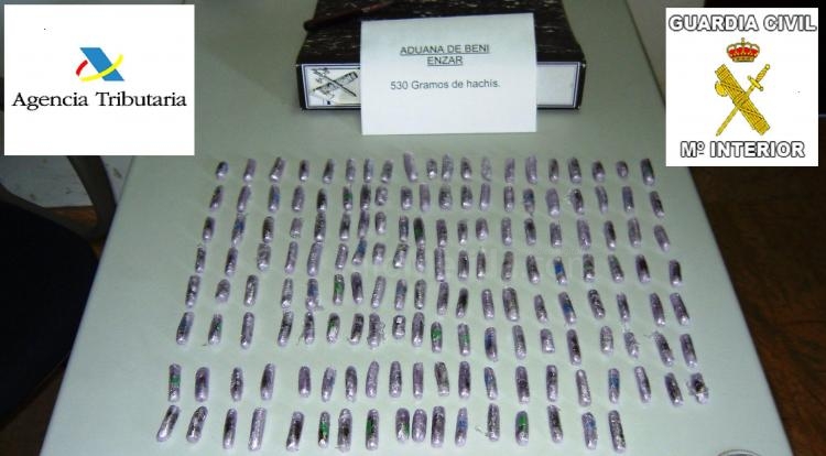 Un hombre trató de embarcar en un vuelo a Madrid con 530 gramos de hachís bajo su ropa