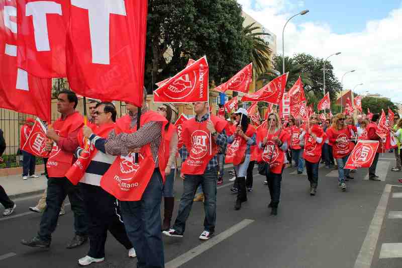UGT y CCOO protestan por los recortes del Gobierno central dejando claro que "con la Sanidad y la Educación no se juega"
