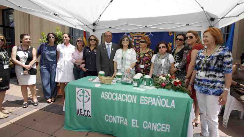 La AECC sigue recibiendo el apoyo de ciudadanos y autoridades en el día de su cuestación anual