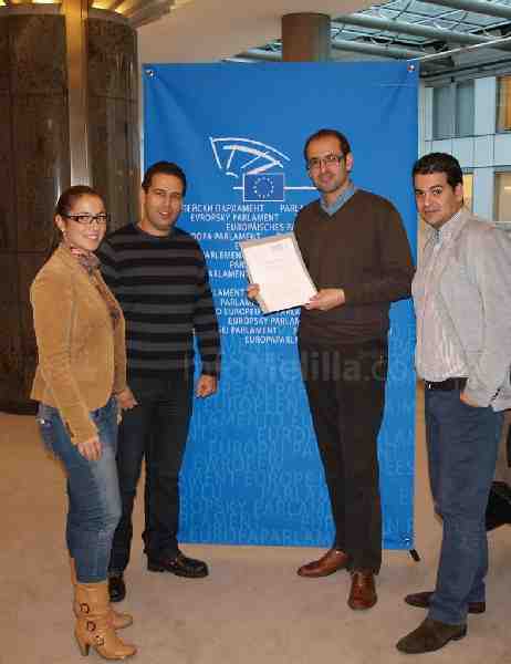 Los jóvenes socialistas han entregado el documento en Bruselas