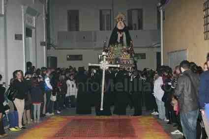 Miles de velas y rosarios acompañan el dolor de la Soledad de Nuestra Señora
