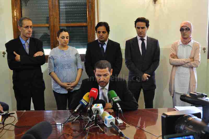 Mustafa Aberchan, rodeado por el resto de los diputados de CpM en la Asamblea de Melilla