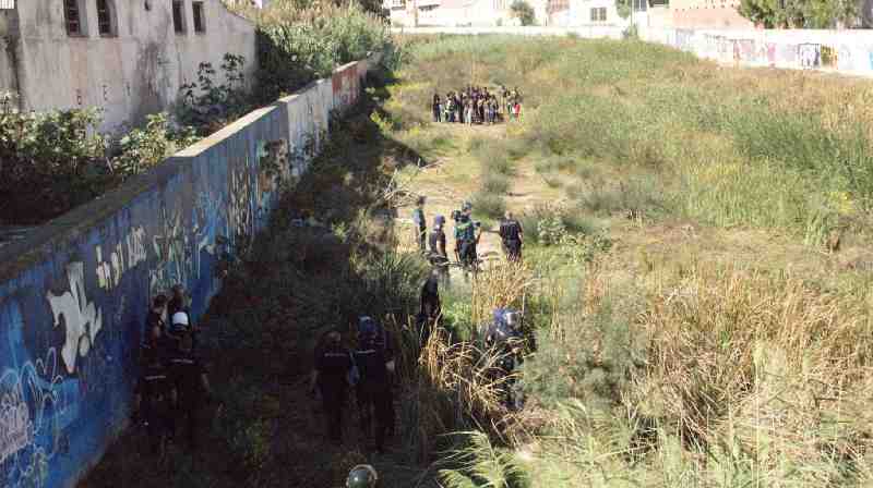Unos 100 inmigrantes entran en Melilla en una avalancha "coordinada"