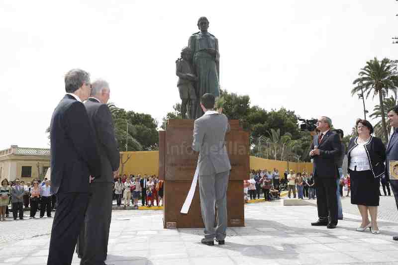 Una gran escultura de San Juan Bautista de la Salle preside desde hoy la plaza ubicada frente al colegio