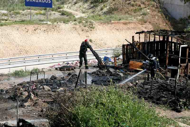 Nuevo incendio en las chabolas del Cerro de Palma Santa que se salda sin daños personales
