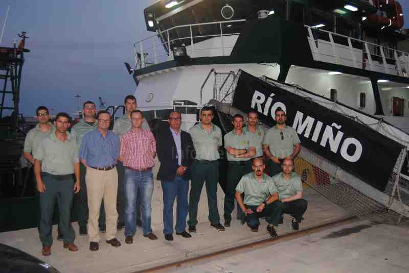 El delegado del Gobierno visita a la tripulación del “Río Miño” y la felicita por su eficaz actuación
