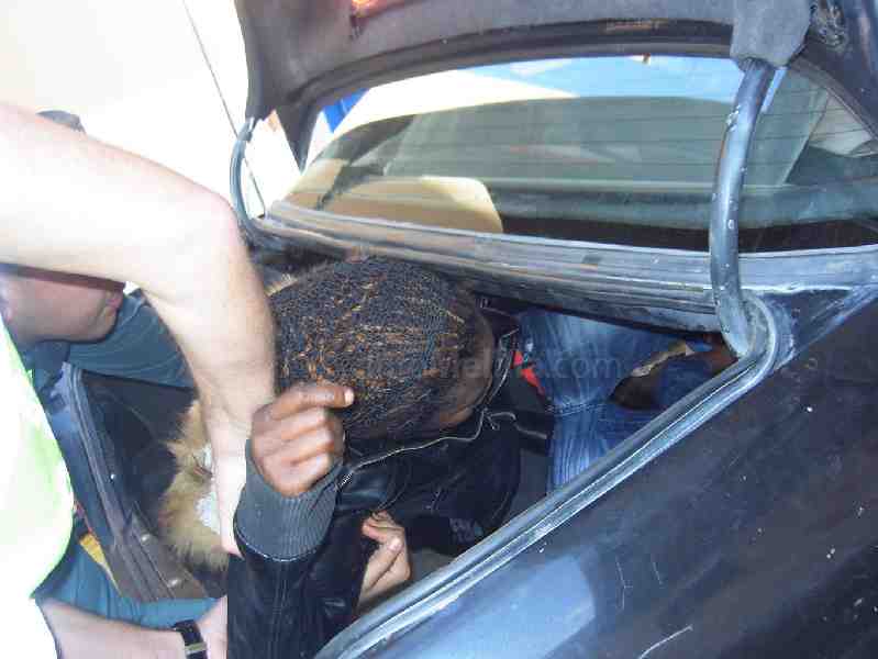Rescatan a una inmigrante de un doble fondo en el depósito de combustible