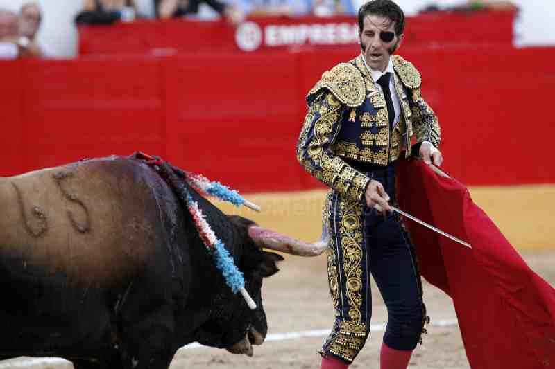 Padilla, "El Fandi" y Arenas salen a hombros en Melilla