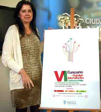 Simi Chocrón, junto al cartel del certamen