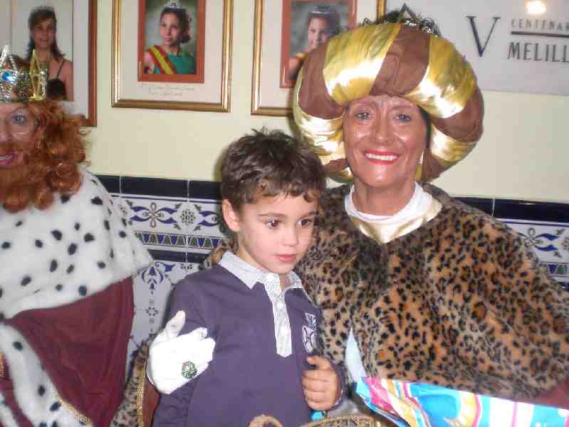 Los Reyes Magos también repartieron sus regalos a los niños y mayores de la Casa de Melilla en Almería