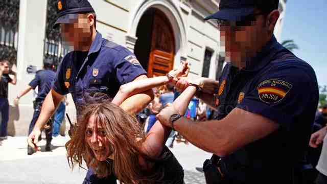 Muñoz condena la “desproporcionada” fuerza empleada contra los estudiantes en Valencia