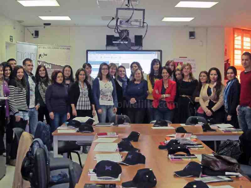 Algunos profesores y alumnos, momentos antes de empezar el curso