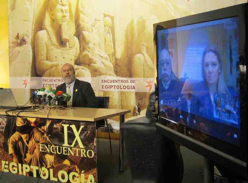 Gustavo Cabanillas y, en la pantalla, los dos conferenciantes
