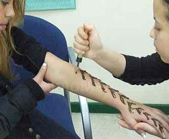 Melilla Acoge organiza un Taller de Henna para adultos y niños este mes de enero