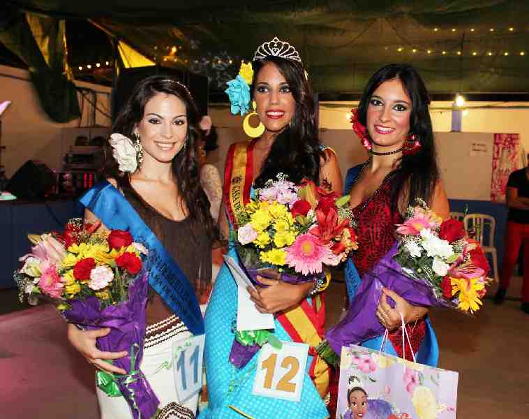 La ganadora -en el centro- junto a sus damas de honor
