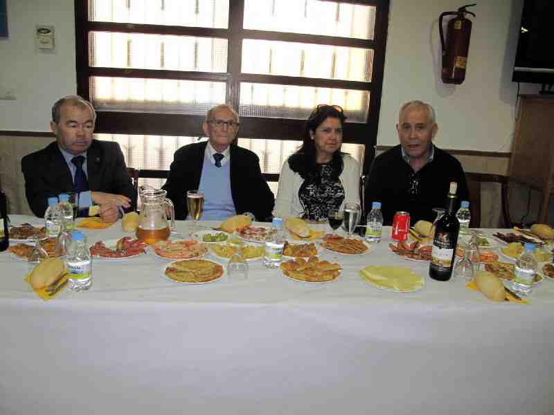 Las asociaciones de vecinos rinden homenaje a los padres en su día