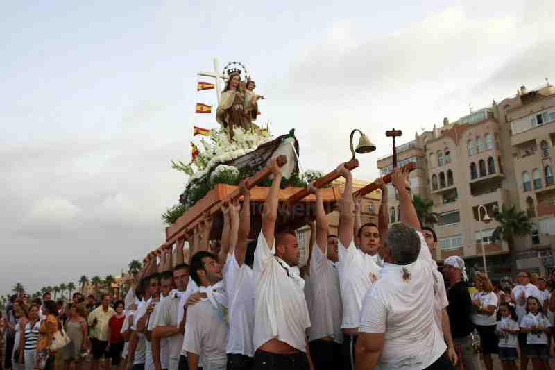 El levante impidió el tradicional paseo de la Virgen del Carmen por la bahía melillense