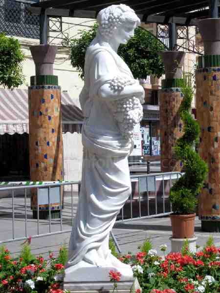 Melilla celebra la primavera con miles de flores y plantas que engalanan el centro