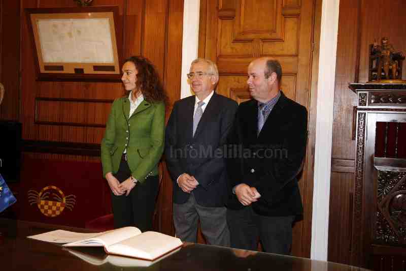 Los nuevos cargos posan junto a Juan José Imbroda