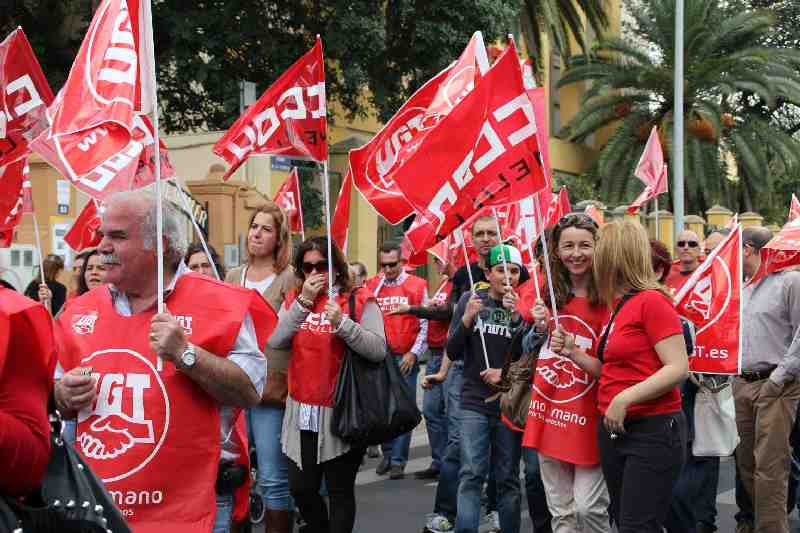 UGT y CCOO protestan por los recortes del Gobierno central dejando claro que "con la Sanidad y la Educación no se juega"