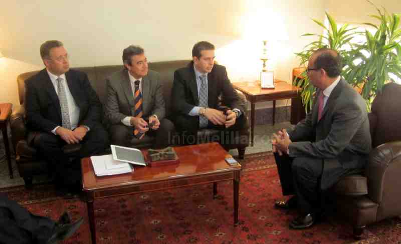 Pérez, Calzado y Aparicio durante el encuentro el El Barkani
