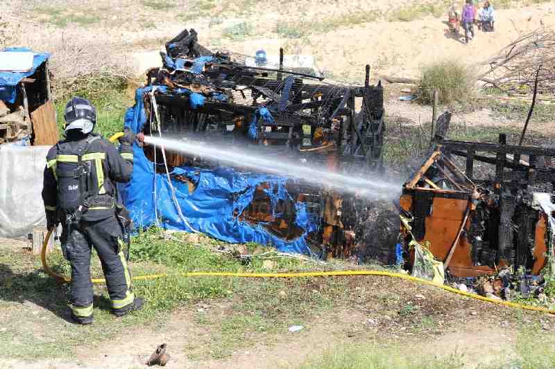 Nuevo incendio en las chabolas del Cerro de Palma Santa que se salda sin daños personales