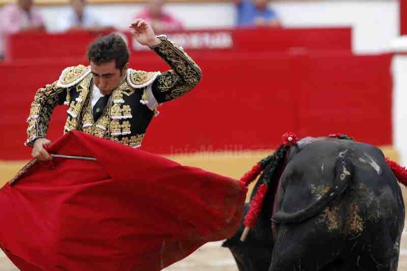 Padilla, "El Fandi" y Arenas salen a hombros en Melilla