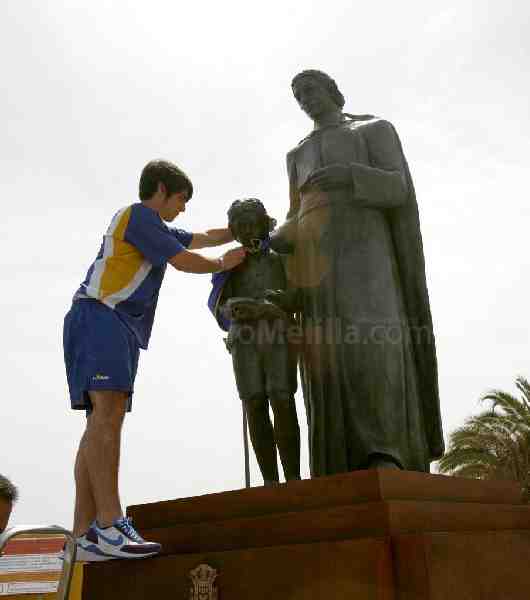 Una gran escultura de San Juan Bautista de la Salle preside desde hoy la plaza ubicada frente al colegio