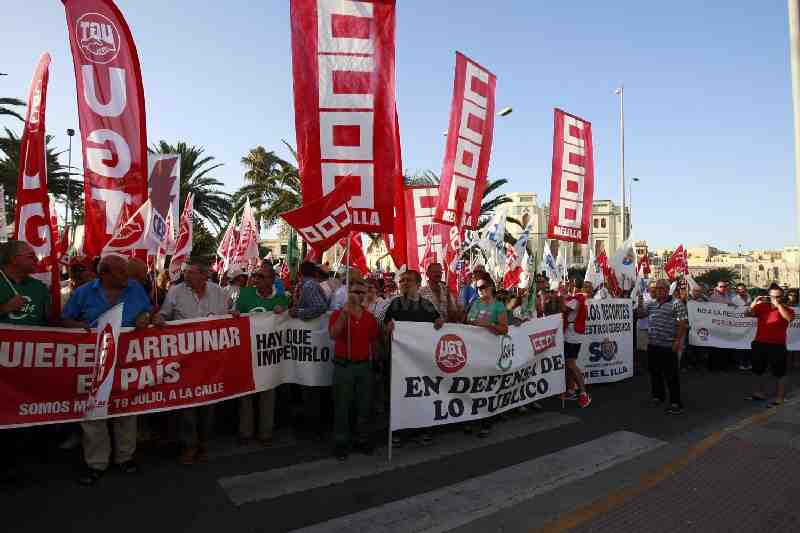 Más de medio millar de melillenses participan en la protesta contra los recortes aprobados por el Gobierno central