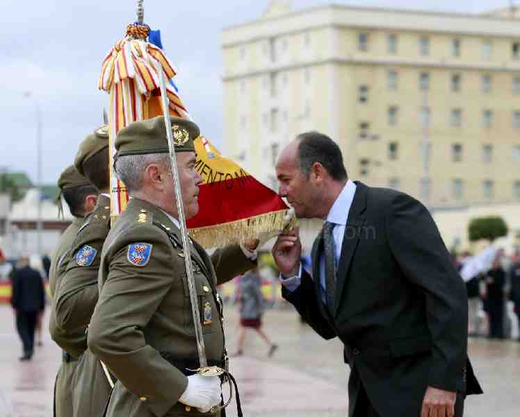 Más de 200 personas reafirman su amor patrio en la Jura de Bandera Civil celebrada en Melilla