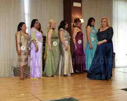 Las concursantes defilaron con traje de fiesta