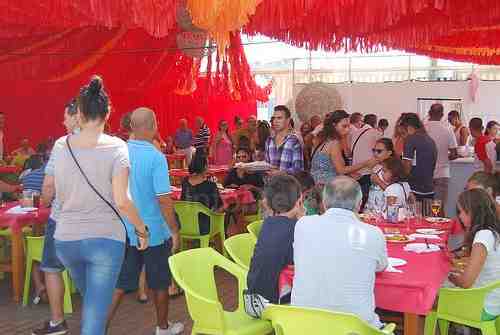 Buena compañía y una deliciosa paella en la primera fiesta del PSOE en la Feria 2012