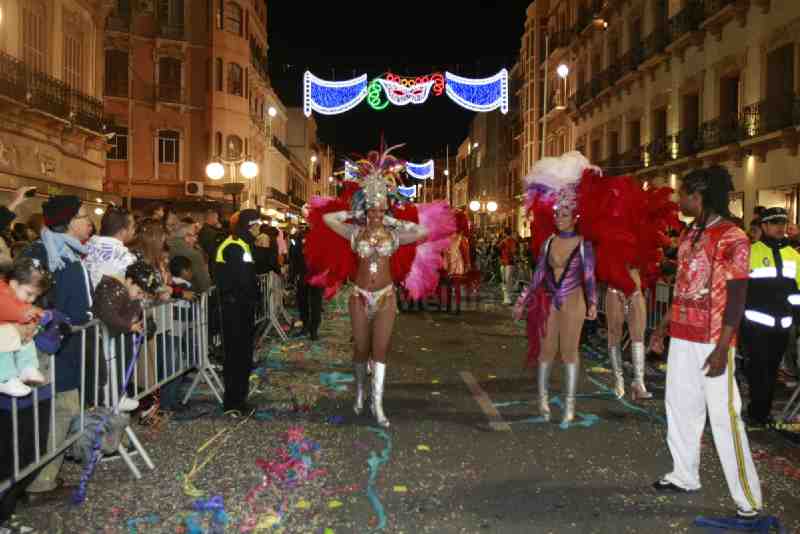 Una colorida cabalgata y la tradicional quema de la sardina ponen el punto y final al Carnaval 2012