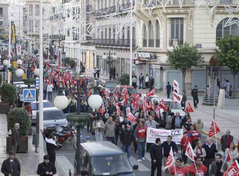 Cientos de melillenses participan en la manifestación convocada con motivo de la huelga general
