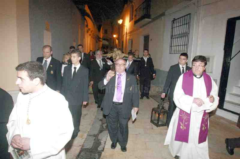 Las calles del Pueblo viven un emotivo Vía Crucis con el Cristo del Socorro