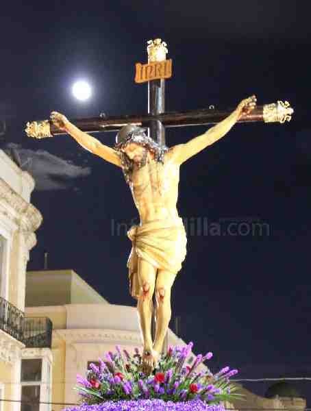 Melilla se inunda de emoción al paso del Cristo de la Paz