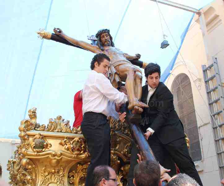 La Cofradía de la Soledad ultima los preparativos para la salida esta noche del Santísimo Cristo de la Paz