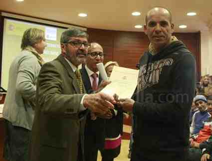 Antonio Vázquez, entregando el diploma a un alumno