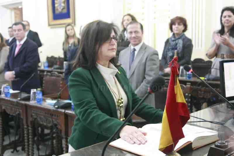 Francisca Conde tomando posesión del escaño