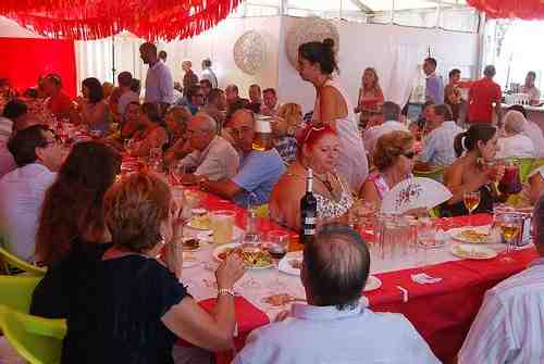 El PSOE rinde homenaje a sus afiliados más antiguos en el marco de su tradicional comida de Feria