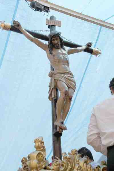 La Cofradía de la Soledad ultima los preparativos para la salida esta noche del Santísimo Cristo de la Paz