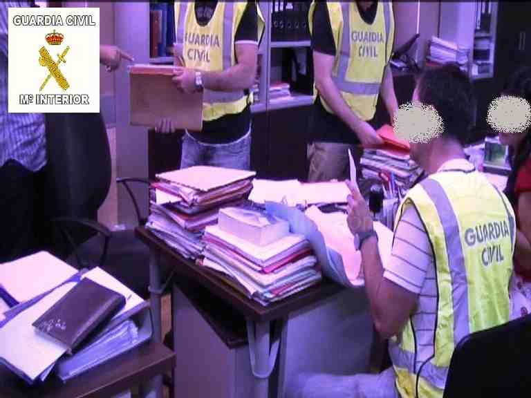 La Guardia Civil registrando una asesoría