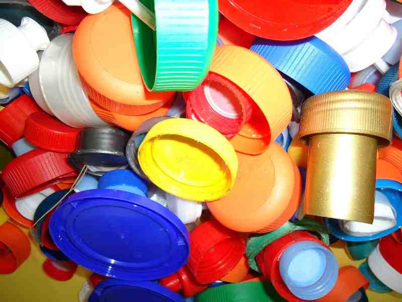 Los operarios de FCC colaboran con la campaña de reciclaje solidario del Enrique Soler con 50 kilogramos de tapones de plástico