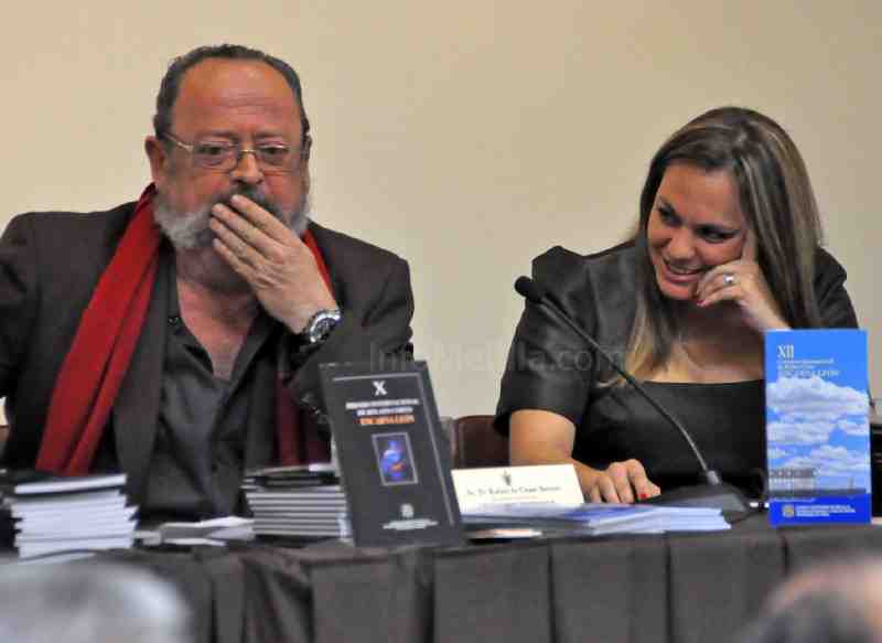 El presidente del jurado, Rafael de Cózar, y la ganadora del premio en 2011, María Paz Ruiz