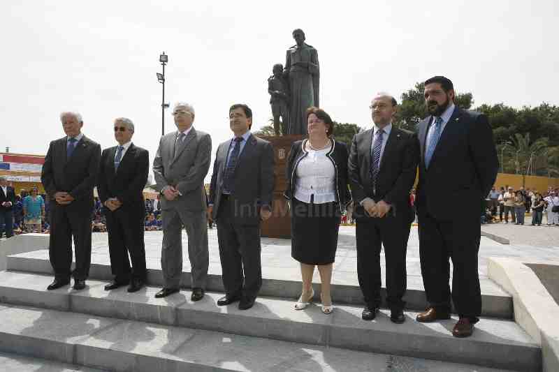 Una gran escultura de San Juan Bautista de la Salle preside desde hoy la plaza ubicada frente al colegio