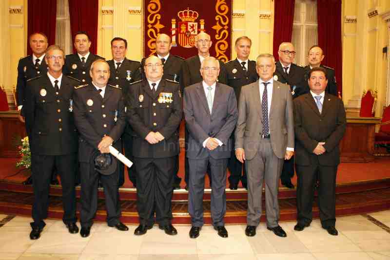 La Policía Local entrega su Medalla de Oro a la COMGEMEL en reconocimiento por la estrecha colaboración que mantienen