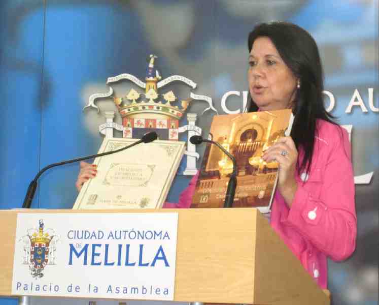 Chocrón mostrando un ejemplar del libro