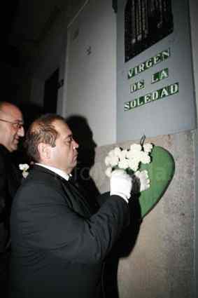 Miles de velas y rosarios acompañan el dolor de la Soledad de Nuestra Señora