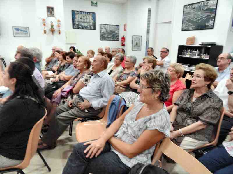 Un numeroso público se dio cita en la sede de la entidad