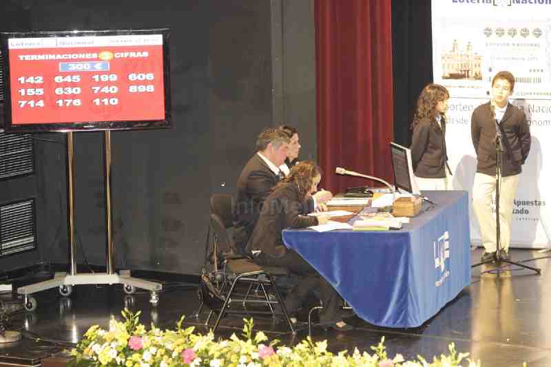 El Teatro Kursaal se llena para recibir a los niños de San Ildefonso y presenciar el sorteo de la Lotería Nacional